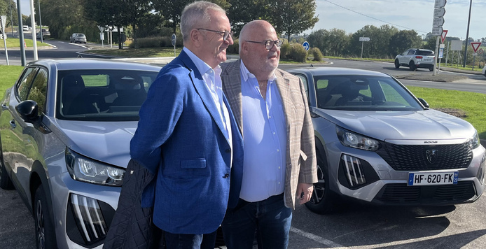 Pour Michel Salaün, ici avec le concessionnaire Peugeot Alain Nedelec,"la modernisation de notre flotte s'inscrit dans une trajectoir logique et vertueuse". @LG Pour Michel Salaün, ici avec le concessionnaire Peugeot Alain Nedelec,"la modernisation de notre flotte s'inscrit dans une trajectoir logique et vertueuse". @LG