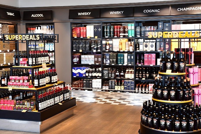 Les whiskies en édition limitée et les bouteilles de champagne exclusives ont augmenté en ventes de 21% entre 2023 et 2025 - Depositphotos.com Auteur packshot