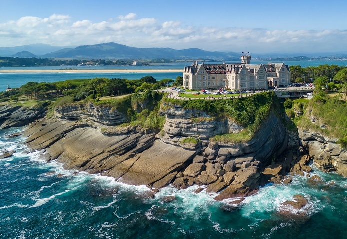L'imposant palais de la Magdalena, construit à l'extrémité de la péninsule du même nom, a abrité les étés de la famille royale espagnole de 1013 à 1930 - DepositPhotos.com, MazurTravel L'imposant palais de la Magdalena, construit à l'extrémité de la péninsule du même nom, a abrité les étés de la famille royale espagnole de 1013 à 1930 - DepositPhotos.com, MazurTravel