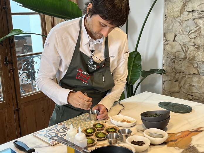 Sergio Bastard, chef étoilé Michelin, en train de dresser un plat dans la cuisine de La Casona del Judio - PB Sergio Bastard, chef étoilé Michelin, en train de dresser un plat dans la cuisine de La Casona del Judio - PB