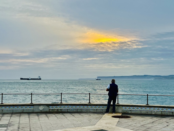 Lever de soleil sur la baie de Santander, depuis la Promenade du Sardinero, devant l'hôtel Chiqui © PB Lever de soleil sur la baie de Santander, depuis la Promenade du Sardinero, devant l'hôtel Chiqui © PB