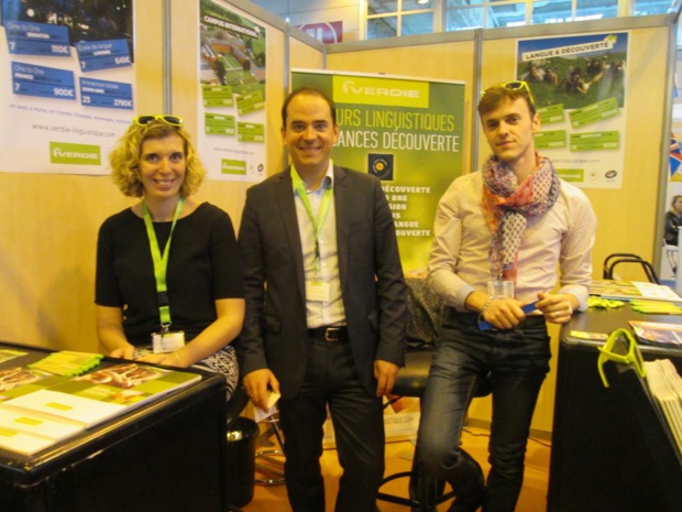 Sur l'espace des voyages linguistiques du Salon Mondial du Tourisme, Antoine Bretin directeur des ventes entouré par deux collaborateurs venus de Rodez où siège l'entreprise. MS. Sur l'espace des voyages linguistiques du Salon Mondial du Tourisme, Antoine Bretin directeur des ventes entouré par deux collaborateurs venus de Rodez où siège l'entreprise. MS.