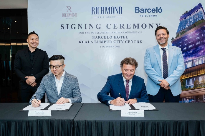 José Canals, Chief Operations Officer pour la Méditerranée, le Moyen-Orient eAaron Yap, CEO and Managing Director of Richmond Asia et José Canals, Chief Operations Officer pour la Méditerranée, le Moyen-Orient et l’Asie au sein de Barceló Hotel Group -Group - Photo Barcelo Hotel Group José Canals, Chief Operations Officer pour la Méditerranée, le Moyen-Orient eAaron Yap, CEO and Managing Director of Richmond Asia et José Canals, Chief Operations Officer pour la Méditerranée, le Moyen-Orient et l’Asie au sein de Barceló Hotel Group -Group - Photo Barcelo Hotel Group