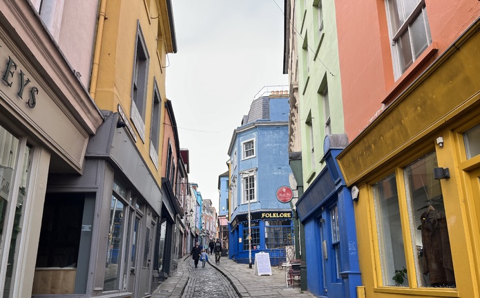 La très colorée Old High Street à Folkestone (© PB