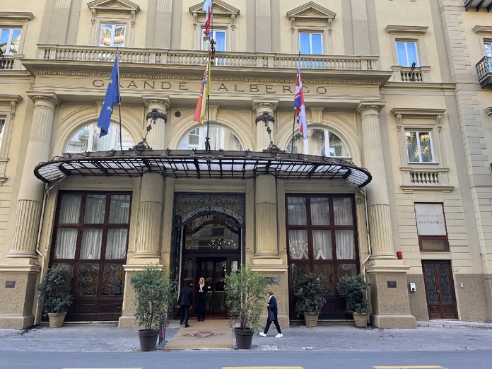 Grand Hôtel et Des Palmes : l'imposante entrée, sur la Via Roma Photo PB Grand Hôtel et Des Palmes : l'imposante entrée, sur la Via Roma Photo PB