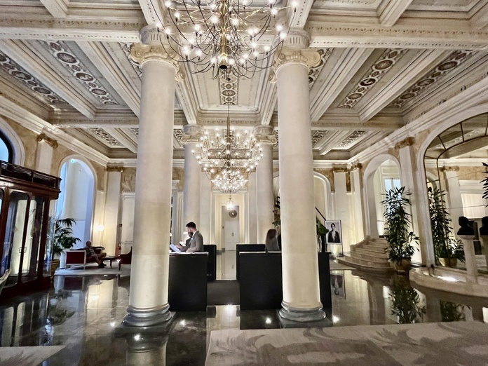 Quatre imposantes colonnes entourent la réception Photo PB Quatre imposantes colonnes entourent la réception Photo PB