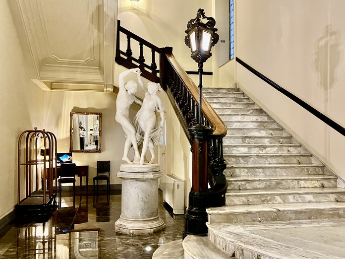 Au pied des escaliers, un couple sculpté dans le marbre blanc (Photo PB) Au pied des escaliers, un couple sculpté dans le marbre blanc (Photo PB)