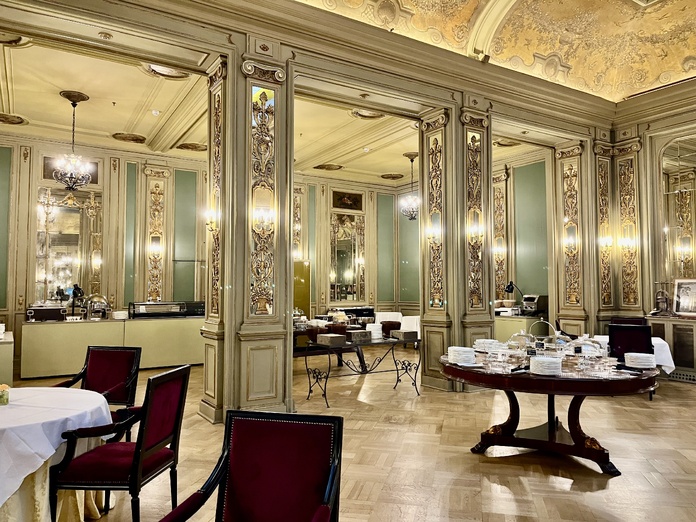 La "galerie des glaces" fut la salle de bal de la richissime famille Ingham. Photo PB. La "galerie des glaces" fut la salle de bal de la richissime famille Ingham. Photo PB.