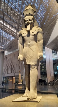 A l’entrée du musée, la statue colossale de Ramsès II accueille les visiteurs - Photo : A.B. A l’entrée du musée, la statue colossale de Ramsès II accueille les visiteurs - Photo : A.B.