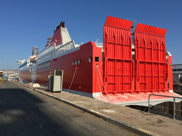 Si la cession n'est pas encore actée, sur les quais marseillais, les travaux de peinture - en rouge - de la coque du navire mixte Jean Nicoli, ont débuté le 23 mars dernier - DR : Corsica Linea