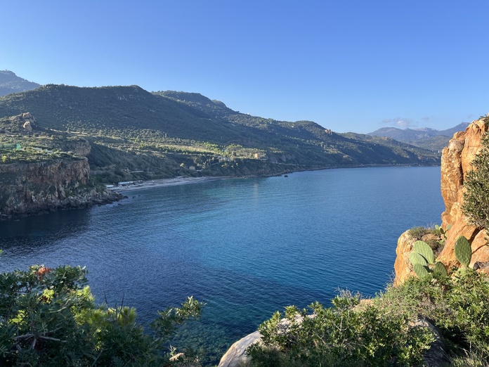 Le Mangia's Pollina est un perché sur promontoire rocheux qui domine la mer Méditerranée © PB