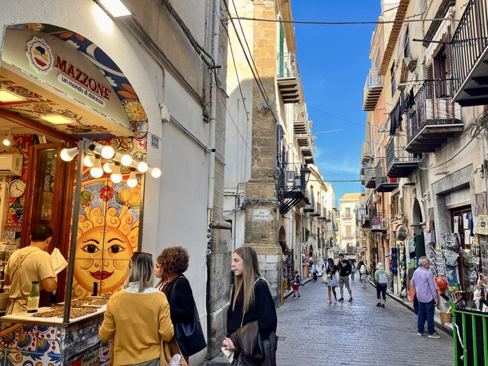 Les pittoresques rues pavées de Cefalù  sont pleines de jolies boutiques colorées © PB