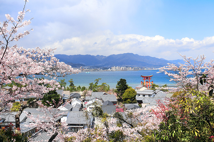 Le Torii flottant de l'île de Miyajima au printemps - Japon © Shutterstock Le Torii flottant de l'île de Miyajima au printemps - Japon © Shutterstock