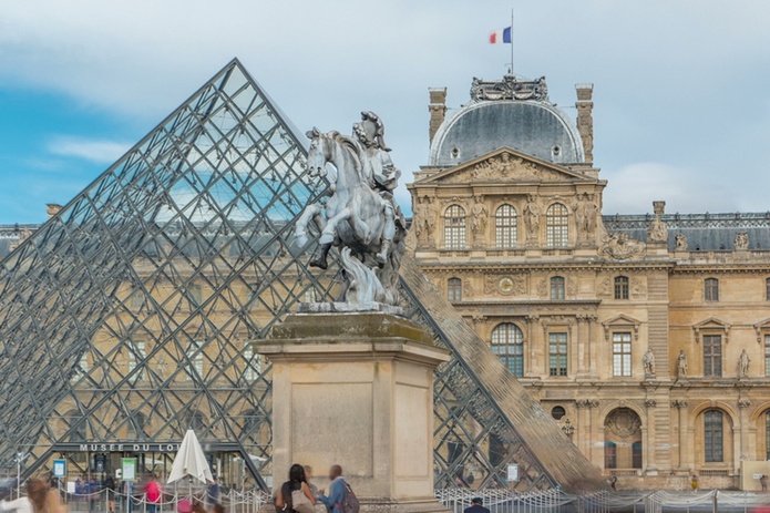 Cambriolage spectaculaire au retentissement mondial, le vol de bijoux au Louvre a marqué les esprits. Avec près de 9 millions de visiteurs annuels, ce braquage ne laisse personne indifférent. @depositphotos/neiezhmakov Cambriolage spectaculaire au retentissement mondial, le vol de bijoux au Louvre a marqué les esprits. Avec près de 9 millions de visiteurs annuels, ce braquage ne laisse personne indifférent. @depositphotos/neiezhmakov