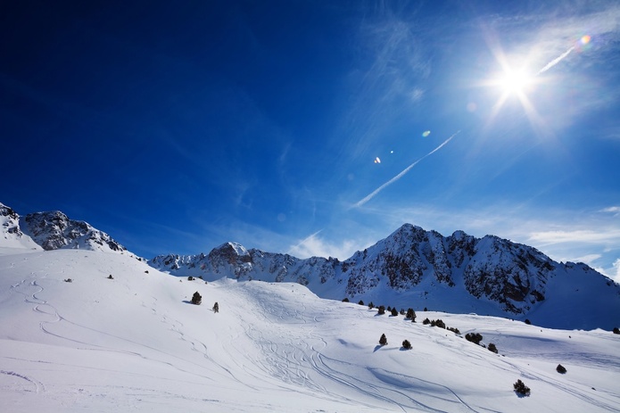 La saison hiver 2025-2026 s’annonce sous le signe de l’innovation et du renouveau dans les stations pyrénéennes - Depositphotos @serrnovik
