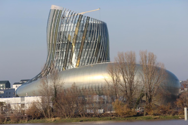 On the banks of the Garonne river, La Cité du Vin is still under construction. Spread out over 10 levels it holds an architectural space of 13 350 m2, with a 55 meters high arrow, and a belvedere on the 8th floor culminating at 35 meters. It is the work of the architecture firm XTU and of Casson Mann Limited for the scenography. Photo OT Bordeaux (taken in December 2015.) On the banks of the Garonne river, La Cité du Vin is still under construction. Spread out over 10 levels it holds an architectural space of 13 350 m2, with a 55 meters high arrow, and a belvedere on the 8th floor culminating at 35 meters. It is the work of the architecture firm XTU and of Casson Mann Limited for the scenography. Photo OT Bordeaux (taken in December 2015.)