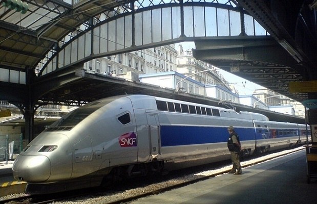 Si vous voulez voyager cool, déposer votre bombinette dans le train, faut pas fumer sur le quai. Et en prime, vous aurez, pour votre retour, une belle grève, histoire de vous prouver qu’à la SNCF, « à nous de vous faire préférer le train » ! - DR : SNCF