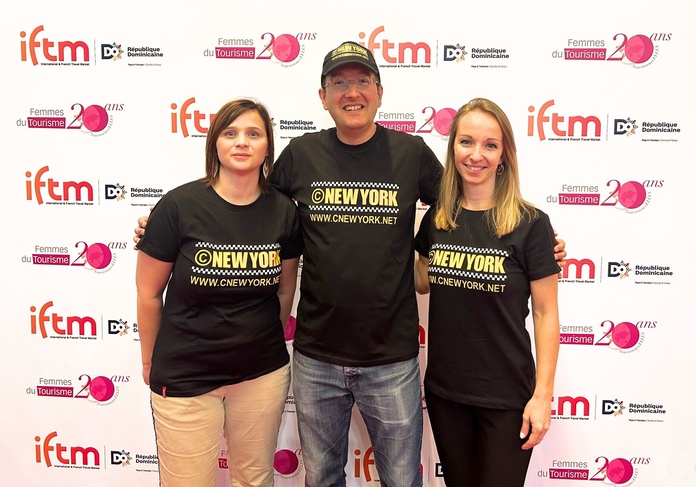 Didier Forray, fondateur de CNEWYORK, entouré de Katia (à gauche) et Gwendoline (à droite), les deux conseillères voyages du groupe - Photo : CNEWYORK
