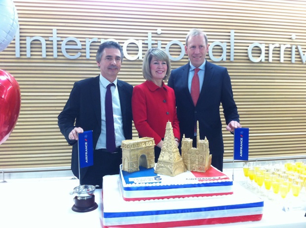 L'aéroport de Glasgow a célébré l'arrivée du nouveau vol d'Air France avec un énorme gâteau bien crémeux. DR-LAC L'aéroport de Glasgow a célébré l'arrivée du nouveau vol d'Air France avec un énorme gâteau bien crémeux. DR-LAC