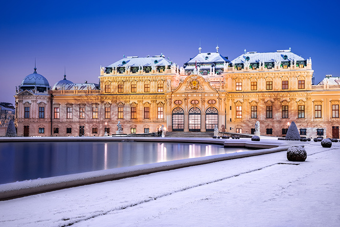 Vienne, le Palais du Belvédère sous la neige et illuminé de nuit © Shutterstock Civitatis Vienne, le Palais du Belvédère sous la neige et illuminé de nuit © Shutterstock Civitatis