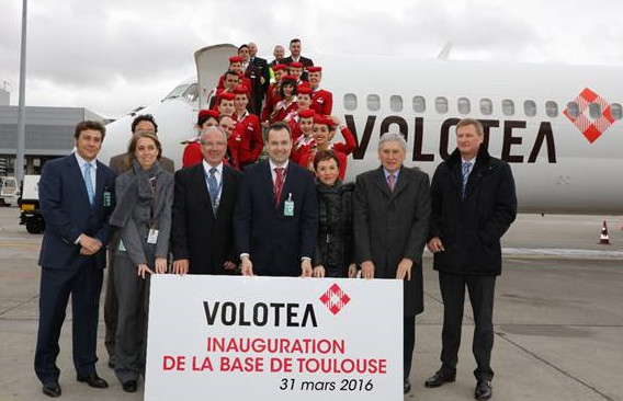 Edo Friart, directeur du développement international de Volotea, Ricard Lozano, directeur commercial de Volotea, Jean-Michel Vernhes, président du directoire de l'Aéroport Toulouse-Blgnac, et Catherine Gay, directrice développement et stratégie de l'aéroport Toulouse-Blagnac, ont fait le déplacement pour l'occasion - Photo : Volotea