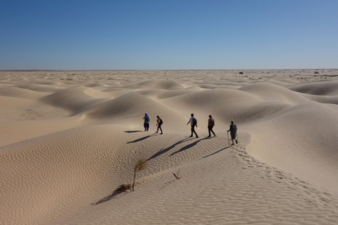 Charline Vuillemin a créé Déconnexion Voyages, une agence tournée vers le bien-être, la nature et la reconnexion à soi à travers une immersion dans le désert Tunisien. @Charline Vuillemin