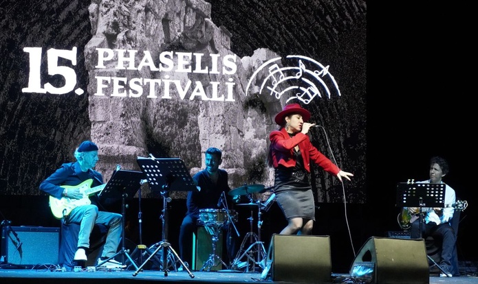 La chanteuse Sanat Deliorman, artiste jazzy qui chante l’amour avec une voix puissante et sensuelle, sur la scène du festival de Phaselis - Photo : C.Hardin
