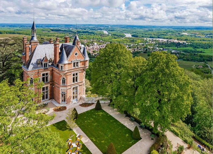 Ancienne demeure d'une famille d'industriels, le château de Sancerre est devenu un élégant cinq étoiles - Photo : Gatien Baron, Les Hauts de Sancerre Ancienne demeure d'une famille d'industriels, le château de Sancerre est devenu un élégant cinq étoiles - Photo : Gatien Baron, Les Hauts de Sancerre