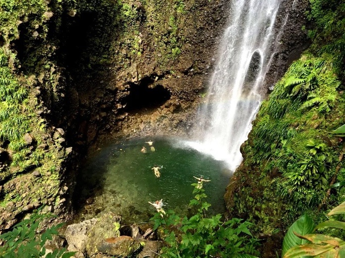La Dominique, c'est "l'île nature" des Caraïbes. Ici, baignade dans un trou d'eau au pied d'une cascade - Photo : PB