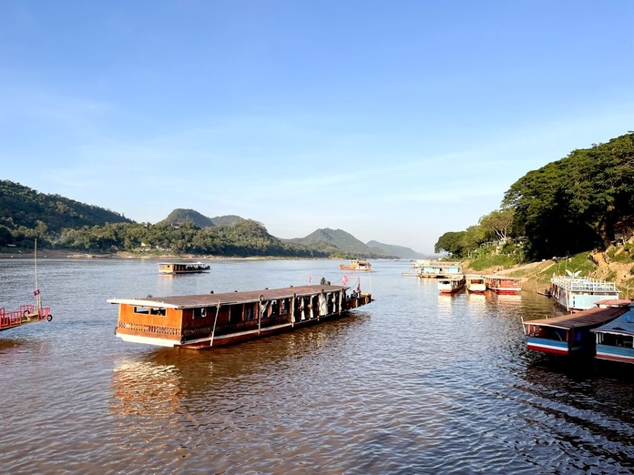 Blottie au bord du Mékong et son affluent, la rivière Nam Khan, Luang Prabang doit pour partie son charme à sa géographie orgueilleuse - Photo : PB