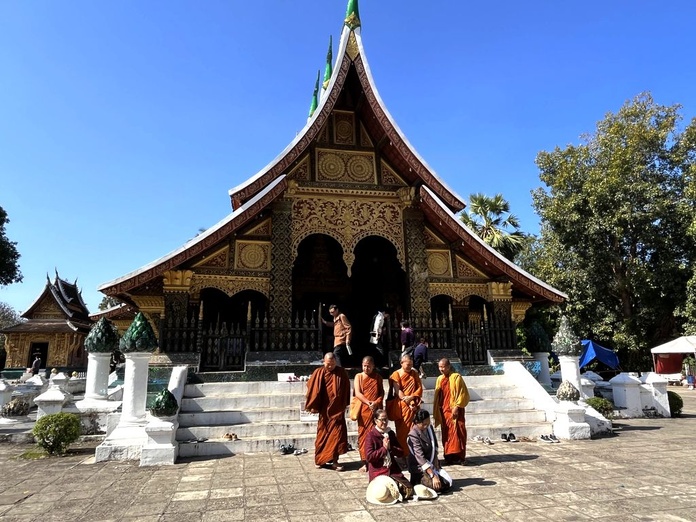 Tout comme les touristes, les moines sacrifient parfois au rite des photos ! Ici, devant le Vat Xieng Thong à Luang Prabang - Photo : PB