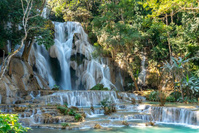 Moment de détente au pied des chutes de Kuang Si au Laos © Shutterstock