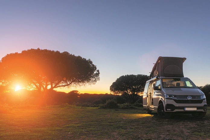 Parmi les nouveautés de 2026, Ollandini Voyages propose des autotour en Van California à travers son produit Corsica Avantour. @ Van AdobeStock_1126749047 - ®AA+W