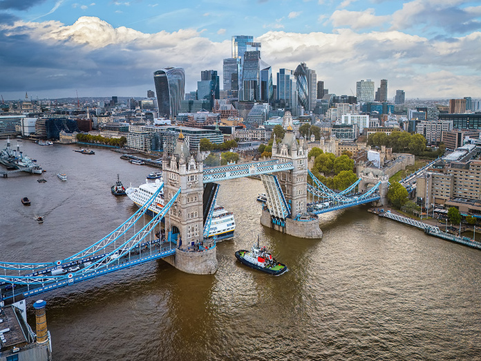 Le majestueux Tower Bridge s'ouvre sur le fleuve, avec la City en toile de fond © Shutterstock Civitatis