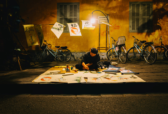 Un calligraphe travaille la nuit à Hoi An au Vietnam © Easia Exclusive Un calligraphe travaille la nuit à Hoi An au Vietnam © Easia Exclusive