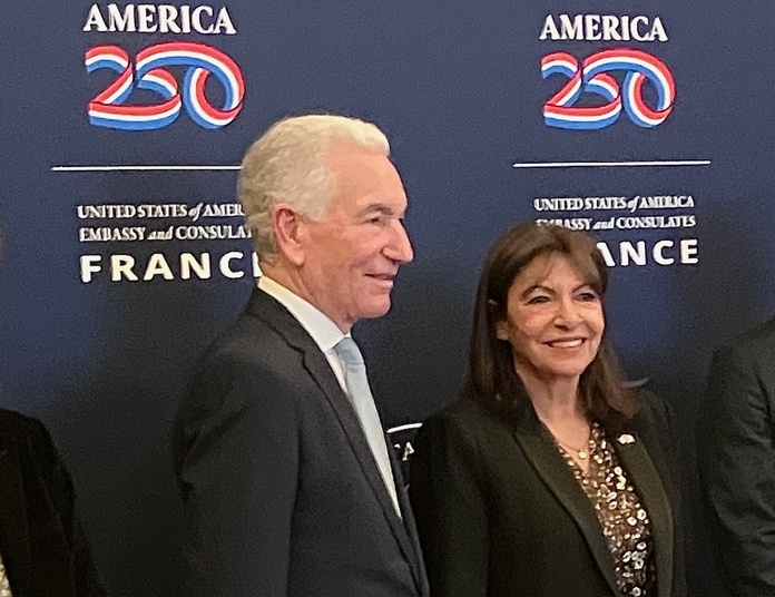 Charles Kushner, ambassadeur des Etats-Unis en France, et Anne Hidalgo, maire de Paris. (c).T.Beaurepère