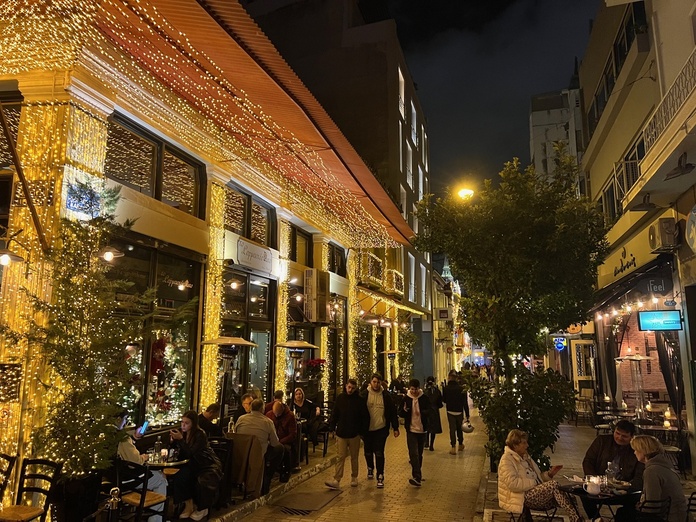 La Grèce se prépare lentement, depuis début décembre, avec des lumières chaleureuses, de la musique dans les rues, des parfums de miel et de cannelle, et un sens naturel de l’hospitalité - Photo : Yalos Tours