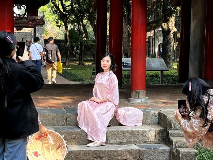 Séance photo entre copines pour alimenter les réseaux sociaux - Photo : PB