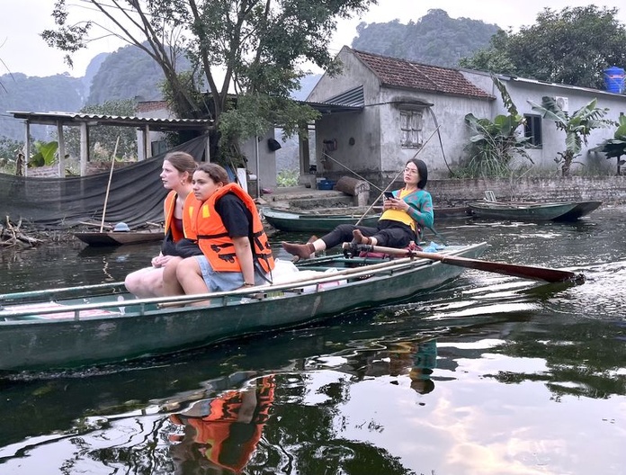 Lors de la balade en bateau dans la "Baie d'Halong terrestre", ce sont des dames qui rament... avec leurs pieds ! - Photo : PB