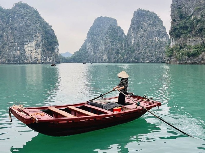 Barque de pêcheurs dans la baie d'Halong maritime - Photo : PB Barque de pêcheurs dans la baie d'Halong maritime - Photo : PB