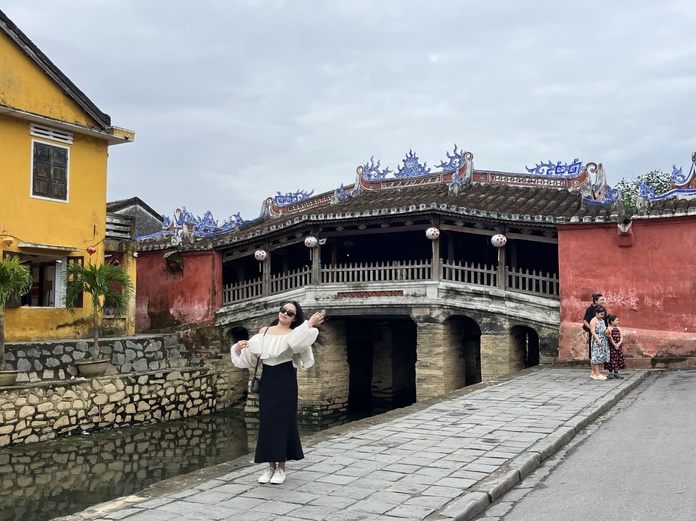 Devant le pont japonais de Hội An, les élégantes prennent la pose - Photo : PB Devant le pont japonais de Hội An, les élégantes prennent la pose - Photo : PB