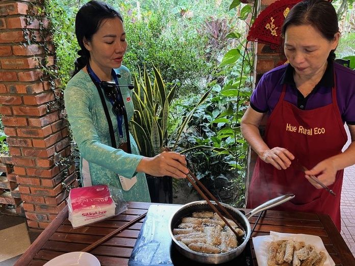 Confection des nems lors d'un cours de cuisine - Photo : PB