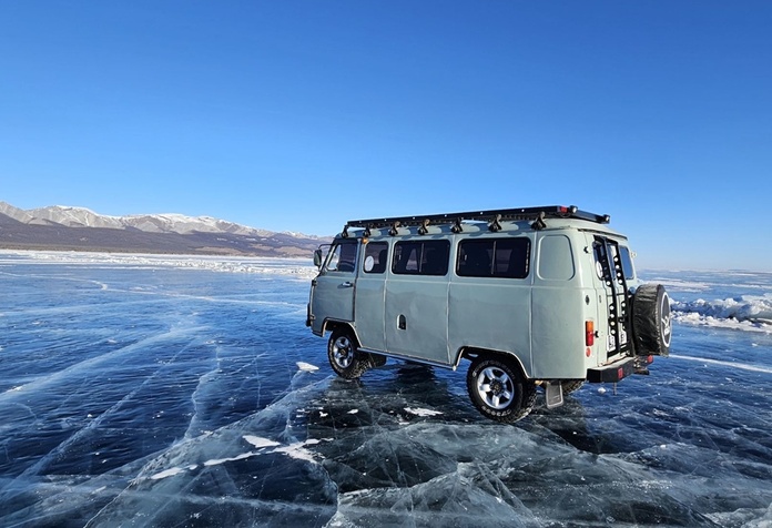 Un van russe sur le lac gelé Khuvsgul - Photo : DMD Mongolie Un van russe sur le lac gelé Khuvsgul - Photo : DMD Mongolie