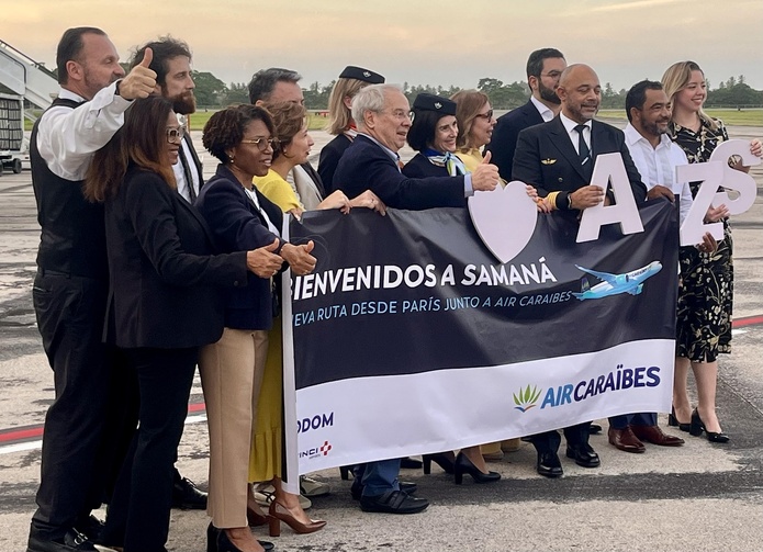 Premier atterrissage d'Air Caraïbes à Samaná, salué par les officiels @LG Premier atterrissage d'Air Caraïbes à Samaná, salué par les officiels @LG