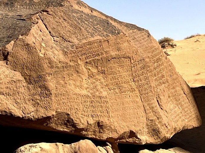 Des centaines d'inscriptions sur les falaises de grès. Photo : PB