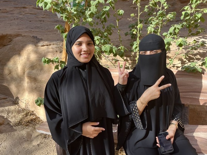 Les tenues austères n’empêchent pas l’humour. Photo : PB