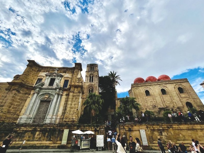 Cote à côte, deux témoignages du syncrétisme de l'époque normande. Photo : PB.