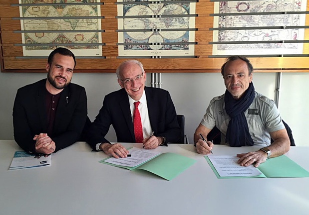 La signature officielle de la Convention avec Xavier Palou (au milieu) /photo dr