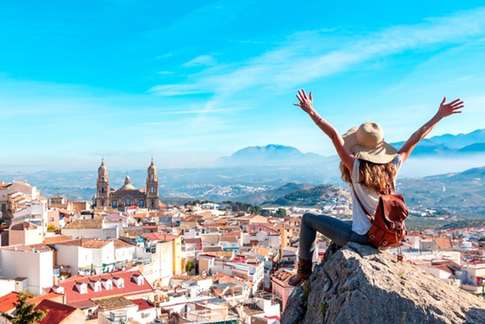 •	 En 2026, les agences de voyages devront relever plusieurs défis majeurs : réduire la saisonnalité du tourisme, s’adapter à des réglementations de plus en plus complexes et maîtriser la hausse des coûts d’exploitation.@depositphotos/studioM