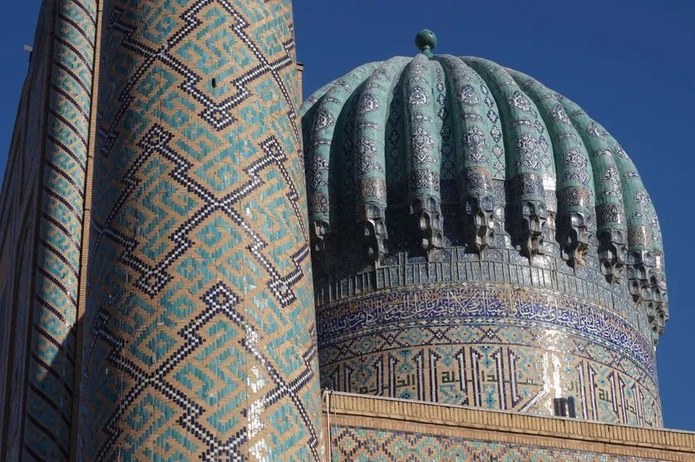 Les coupoles de Samaracande sont couvertes de céramiques  bleues. Photo : PB